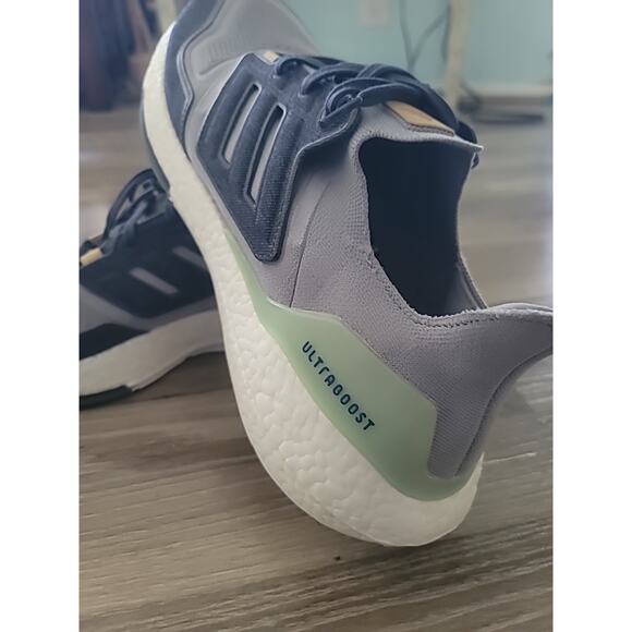 adidas UltraBoost 22 Men's Size 14 Running Shoe Trainers Halo Silver Navy Indigo - Picture 1 of 11